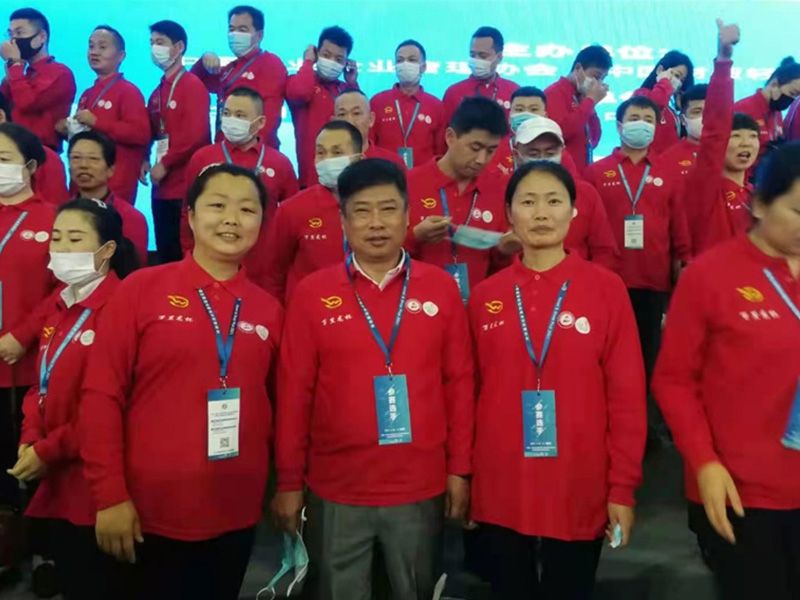 2021年，林源物業(yè)代表與參賽隊(duì)員合影