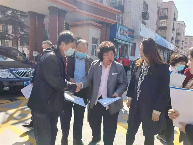 2021年，住建局劉恒磊局長(zhǎng)到金色嘉園小區(qū)調(diào)研