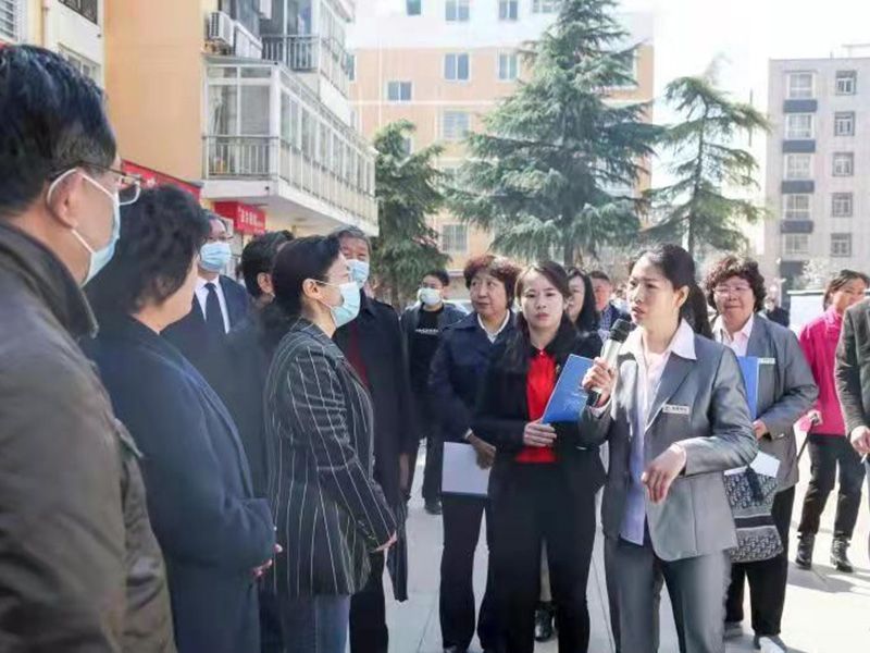 2021年，市人大、政協(xié)等各級(jí)領(lǐng)導(dǎo)與金色嘉園項(xiàng)目經(jīng)理交流