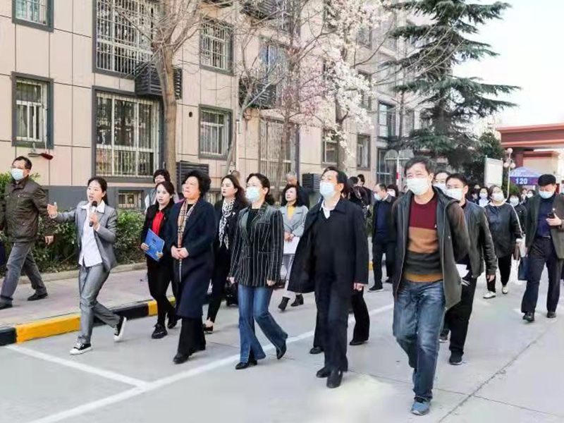 2021年，市人大、政協(xié)等各級(jí)領(lǐng)導(dǎo)到金色嘉園小區(qū)調(diào)研